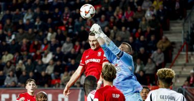 Beşiktaş&#039; goalkeeper Mert Günok clears the ball next to FC Twente&#039;s Swedish defender Gustaf Lagerbielke during the UEFA Europa League match, Enschede, eastern Netherlands, Jan. 30, 2025. (AFP Photo)