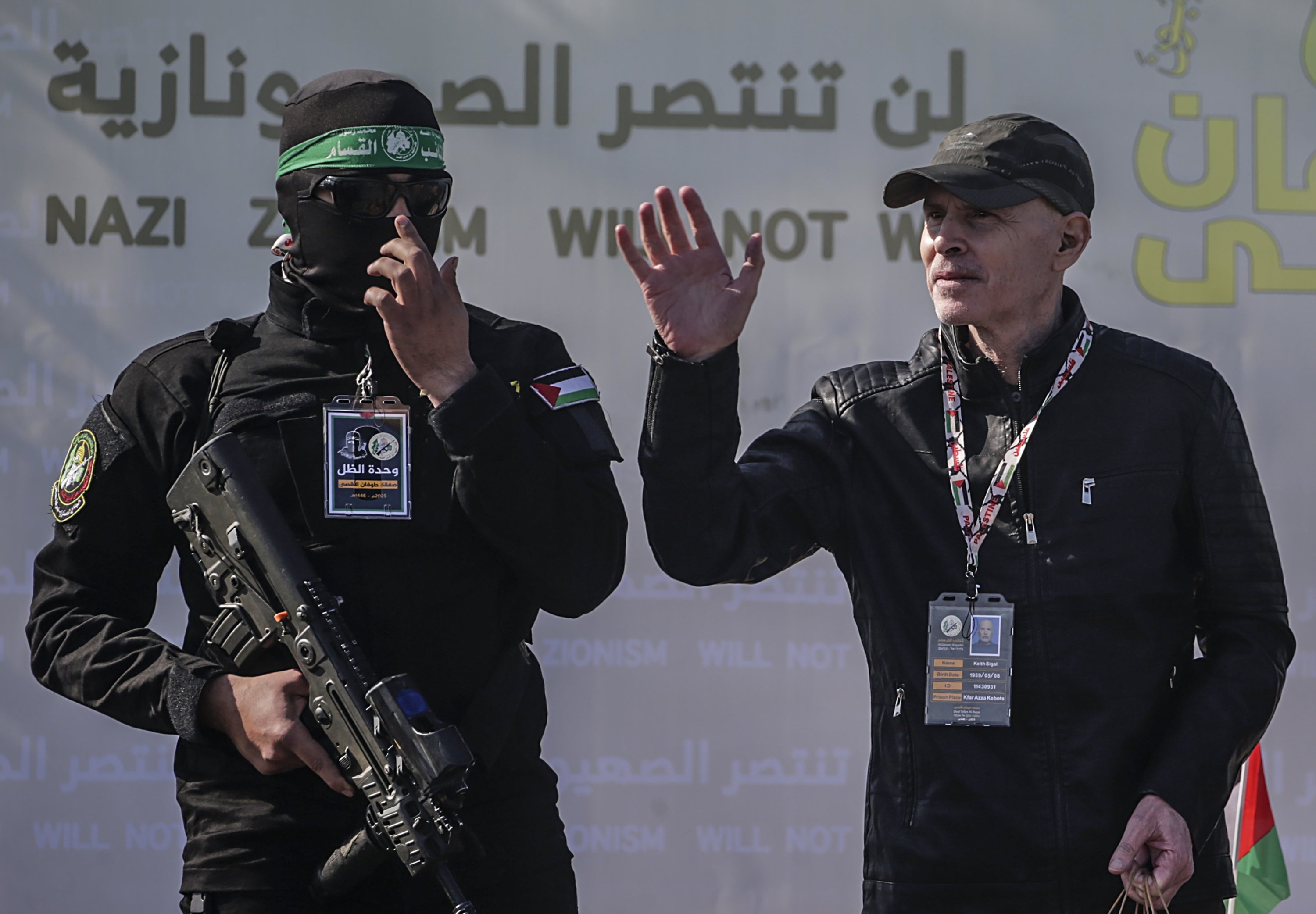 Israeli hostage Keith Siegel (R) being delivered to Red Cross representatives at Gaza port in Gaza City, Palestine, Feb. 1, 2025. (EPA Photo)