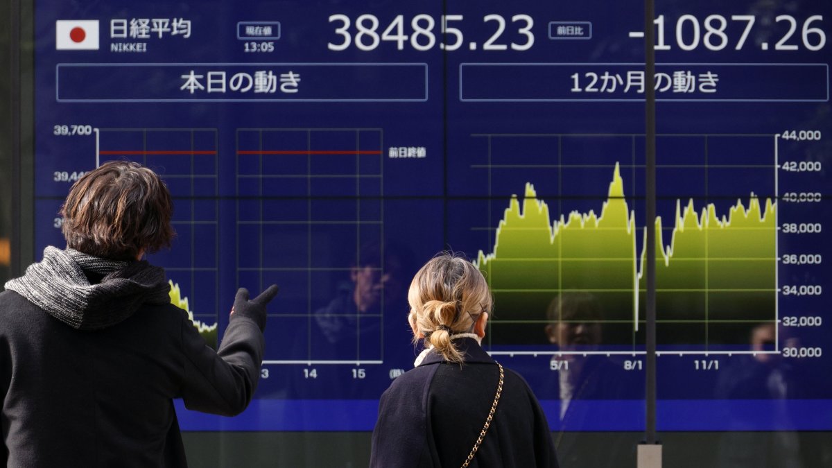 People look at a stock market indicator board in Tokyo, Japan, Feb. 3, 2025. (EPA Photo)