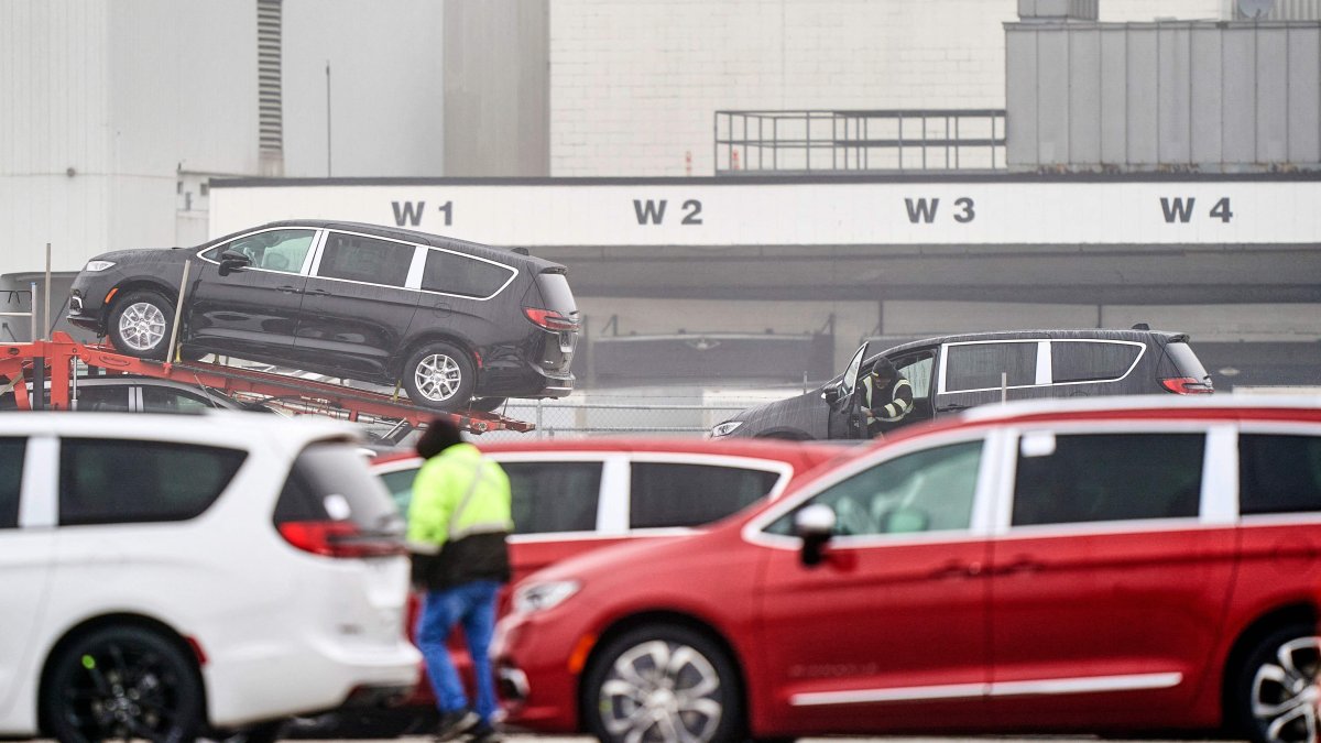Workers load Chrysler minivans at the Stellantis Windsor Assembly Plant in Windsor, Ontario, Canada, Jan. 31, 2025. (AFP Photo)