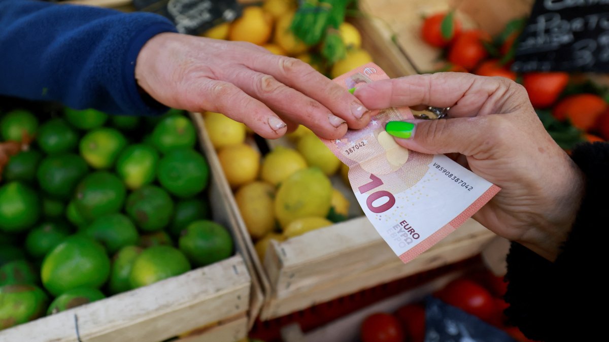 A shopper pays with a 10 euro banknote at a local market, Aix-en-Provence, France, Jan. 16, 2025. (Reuters Photo)