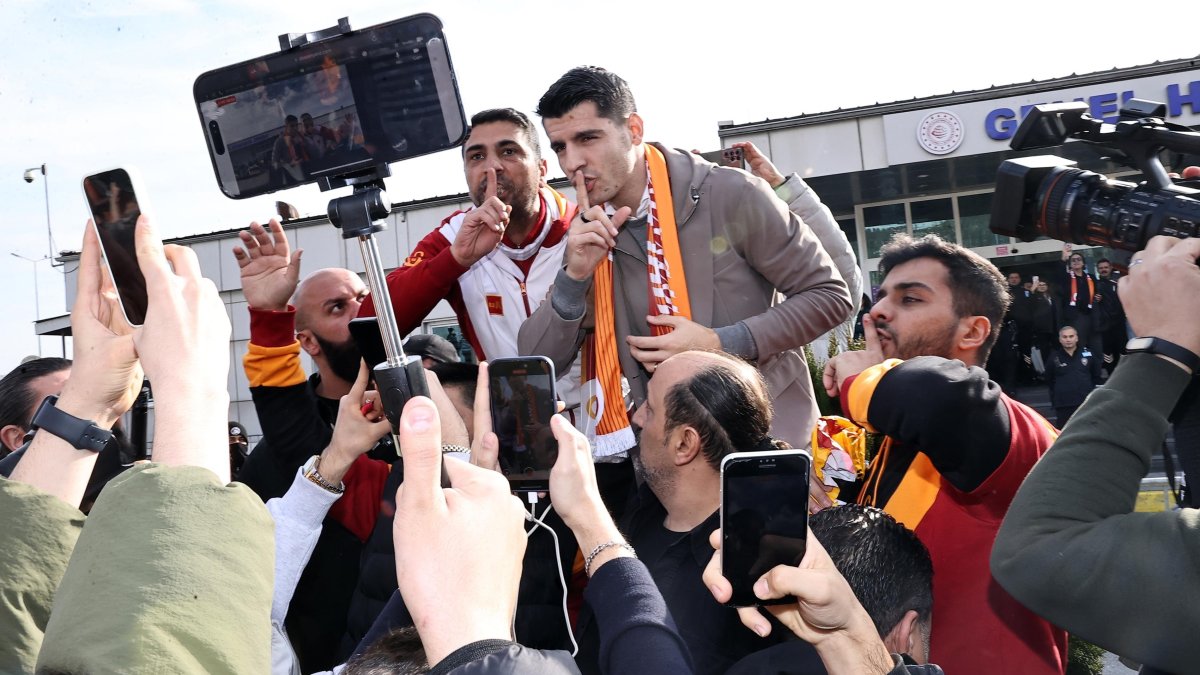 New Galatasaray transfer Alvaro Morata (C) joins fans in celebrations on his arrival in Istanbul, Türkiye, Feb. 2, 2025. (IHA Photo)