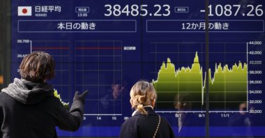People look at a stock market indicator board in Tokyo, Japan, Feb. 3, 2025. (EPA Photo)