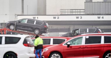 Workers load Chrysler minivans at the Stellantis Windsor Assembly Plant in Windsor, Ontario, Canada, Jan. 31, 2025. (AFP Photo)