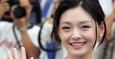 Taiwanese actress Barbie Hsu poses during a photocall for Chinese director Su Chao Pin's film "Guisi" ("Silk") at the 59th International Cannes Film Festival, Cannes, France, May 24, 2006. (AFP Photo)
