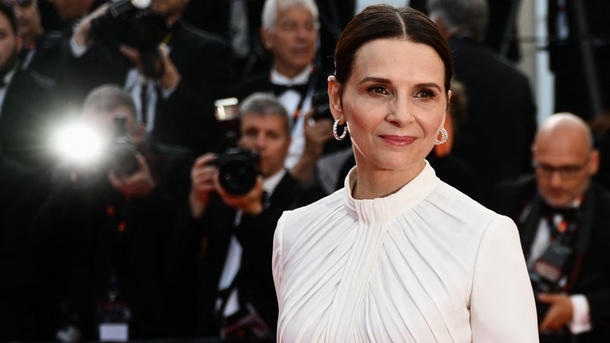 French actress Juliette Binoche arrives for the screening of the film &quot;La Passion de Dodin Bouffant&quot; (The Pot au Feu) during the 76th edition of the Cannes Film Festival in Cannes, southern France, May 24, 2023. (AFP Photo)