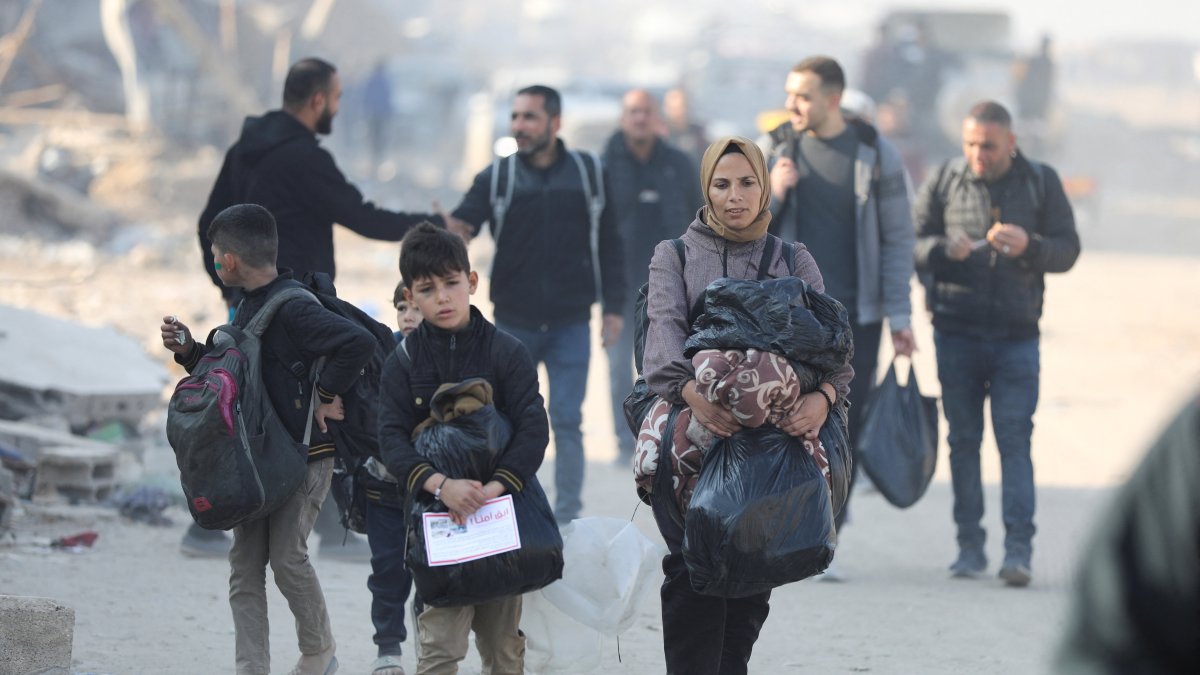 Palestinians, who were displaced by Israel, make their way as they return to their homes in northern Gaza, Jan. 29, 2025. (Reuters Photo)