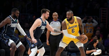 LeBron James of the Los Angeles Lakers is guarded by Luka Doncic of the Dallas Mavericks, Los Angeles, California, U.S., Jan. 12, 2023. (AFP Photo)