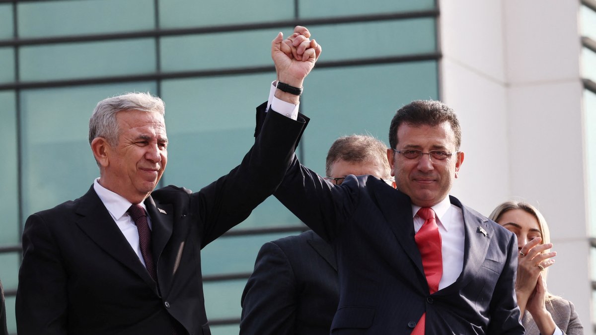 Istanbul Mayor Ekrem Imamoğlu (R), from the opposition&#039;s Republican People&#039;s Party (CHP), accompanied by Ankara Mayor Mansur Yavaş (L), greets his supporters after giving testimony to judicial authorities at the Çağlayan Courthouse, Istanbul, Türkiye, Jan. 31, 2025. (Reuters Photo)