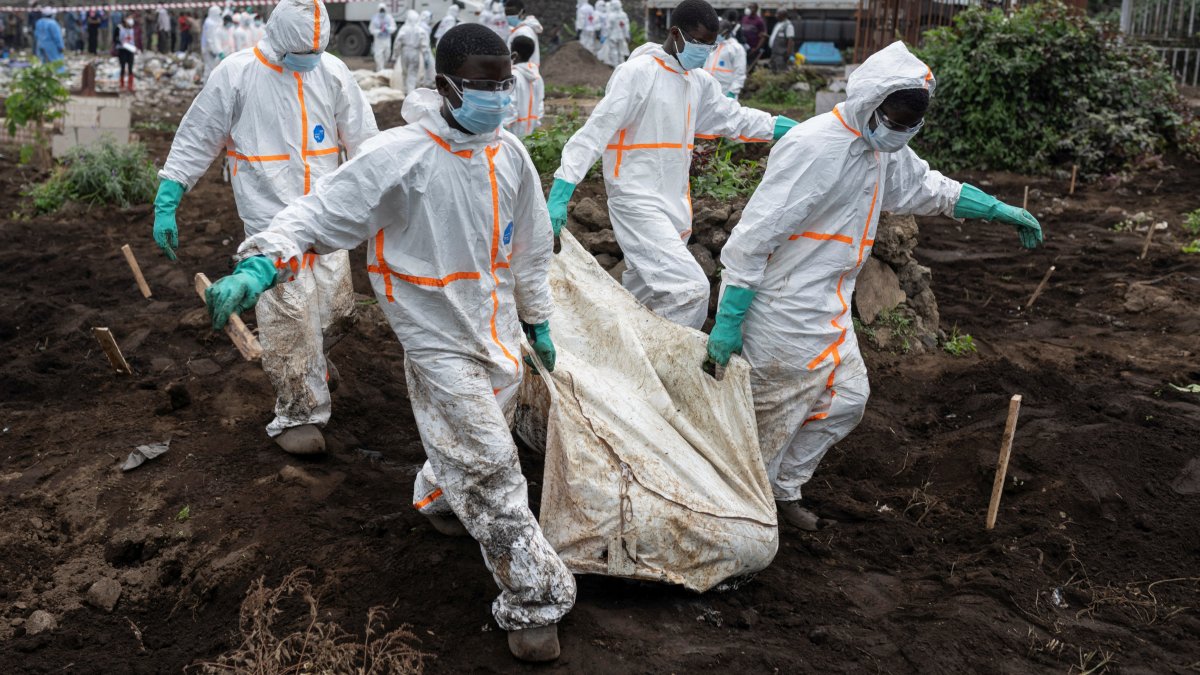Red Cross team members proceed with the burial of victims of the fighting in Goma, DR Congo, Feb. 3, 2025. (Reuters Photo)