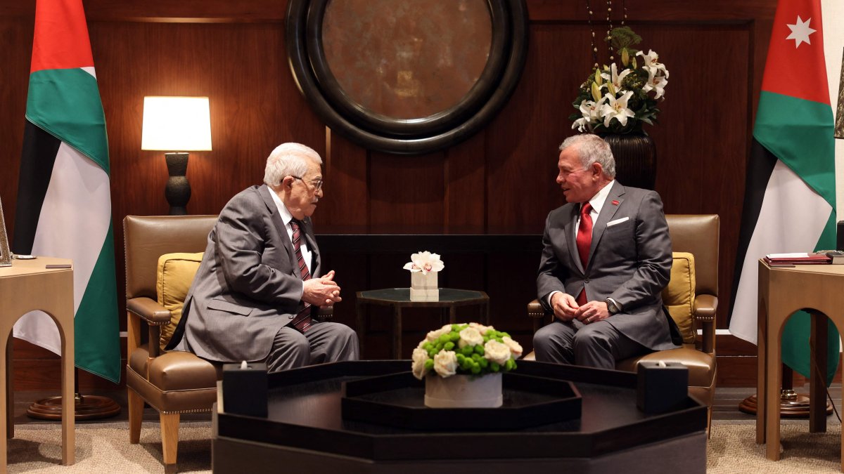This handout picture provided by the Palestinian Authority&#039;s press office (PPO) shows Jordan&#039;s King Abdullah II receiving Palestinian President Mahmoud Abbas in Amman, Feb.5, 2025. (AFP Photo)