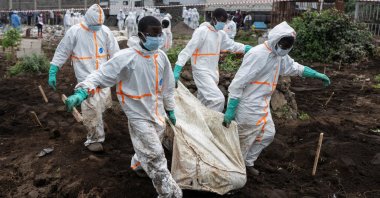 Red Cross team members proceed with the burial of victims of the fighting in Goma, DR Congo, Feb. 3, 2025. (Reuters Photo)