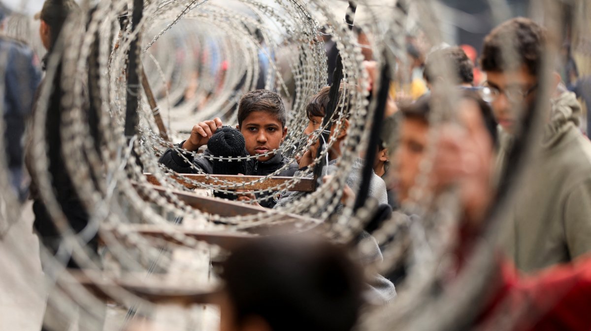Palestinians wait to buy bread, amid a cease-fire between Hamas and Israel, Gaza City, Palestine, Feb. 3, 2025. (Reuters Photo)