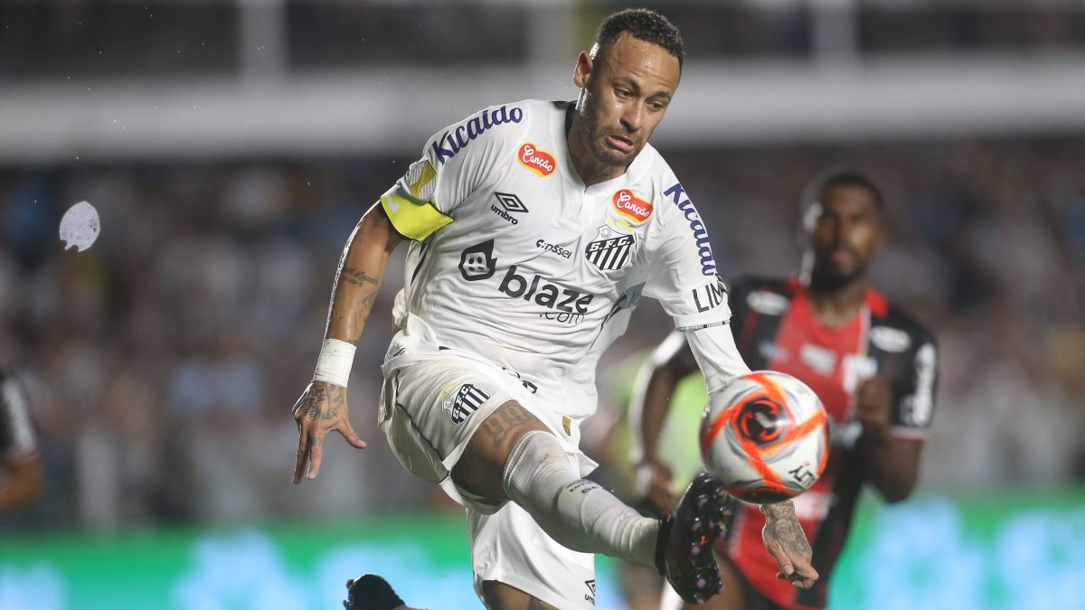 Santos&#039; Neymar controls the ball during a Paulista Championship match between Santos and Botafogo RP, Santos, Brazil, Feb. 5, 2025. (EPA Photo)