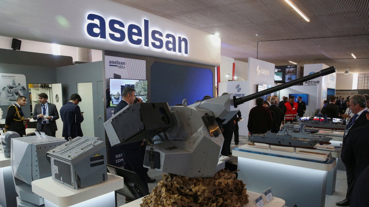 People at the ward of the Turkish defense company, Aselsan, during the International Defense Maritime Exhibition for Latin America, named Exponaval 2024, in Valparaiso, Chile, Dec. 3, 2024. (Reuters Photo)