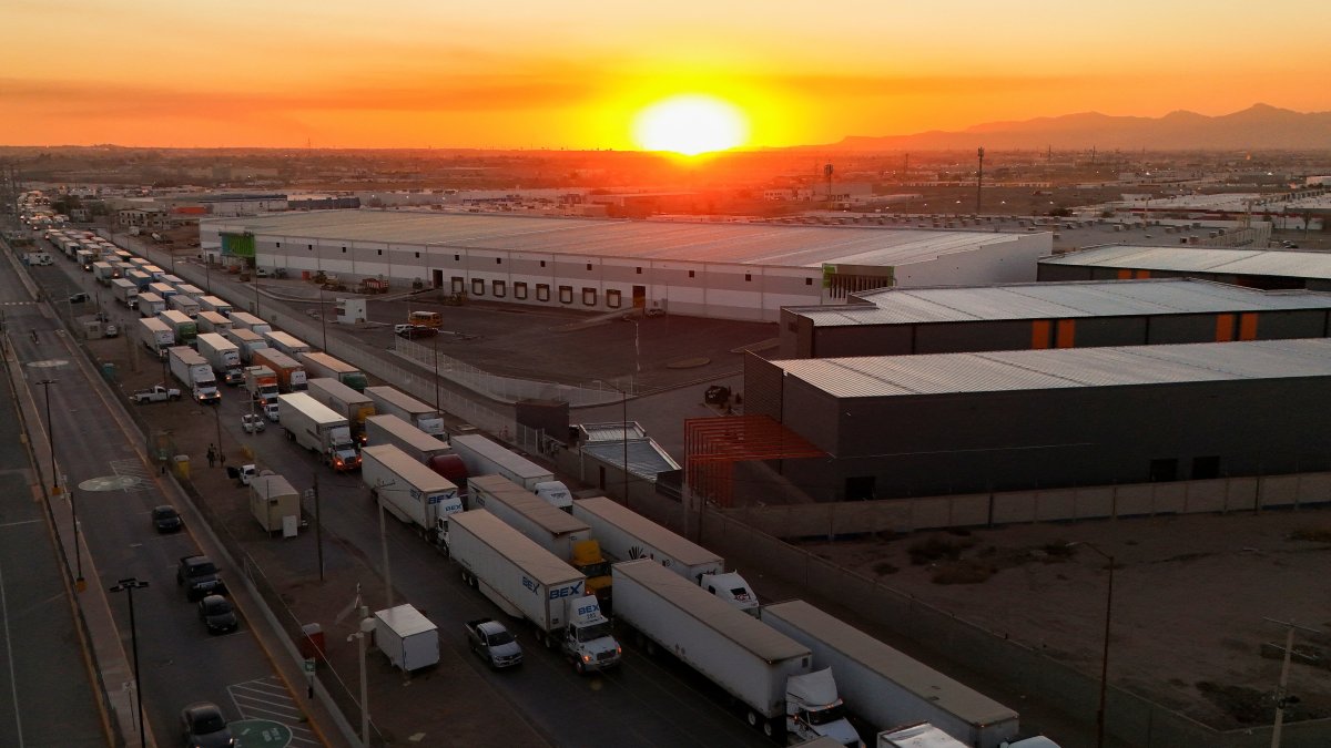 A drone view shows trucks waiting in line near the Zaragoza-Ysleta border crossing bridge to cross into the U.S., Ciudad Juarez, Mexico, Jan. 31, 2025. (Reuters Photo)