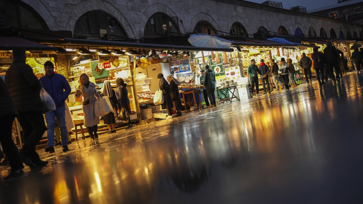 People buy food outside a historical market at the Eminönü commercial area, Istanbul, Türkiye, Dec. 26, 2024. (AP Photo)