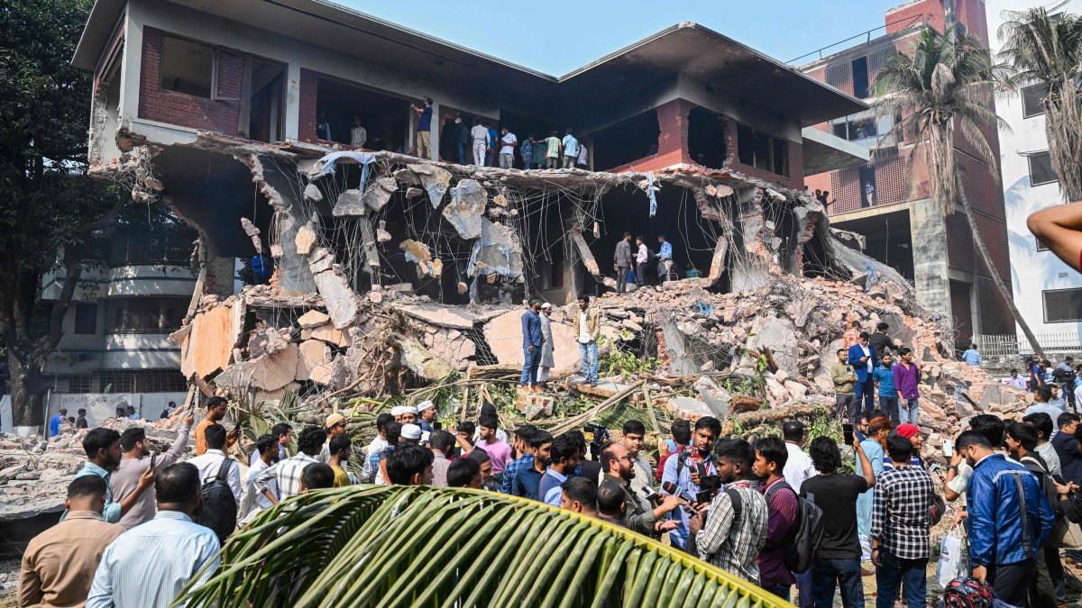 Onlookers gather after protesters stormed, razed down the residence of Sheikh Mujibur Rahman, independent Bangladesh&#039;s first president and father of the country&#039;s ousted Prime Minister Sheikh Hasina, Dhaka, Bangladesh, Feb. 6, 2025. (AFP Photo)