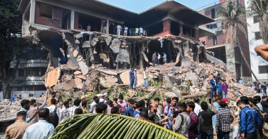 Onlookers gather after protesters stormed, razed down the residence of Sheikh Mujibur Rahman, independent Bangladesh&#039;s first president and father of the country&#039;s ousted Prime Minister Sheikh Hasina, Dhaka, Bangladesh, Feb. 6, 2025. (AFP Photo)