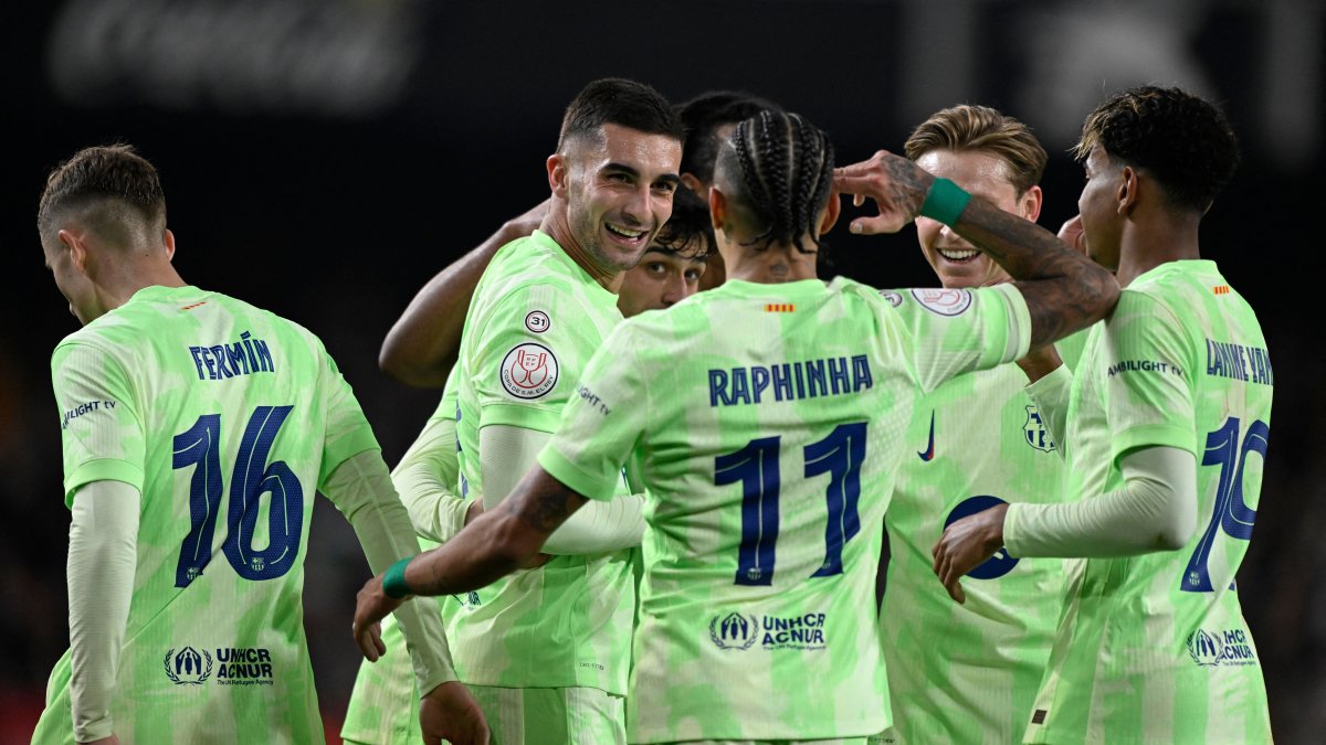 FC Barcelona's Ferran Torres celebrates (2nd L) with his teammates after scoring during a Copa del Rey quarterfinals match against Valencia at the Estadio de Mestalla, Valencia, Spain, Feb. 6, 2025. (Reuters Photo)