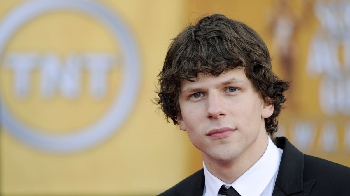 Jesse Eisenberg from &quot;The Social Network&quot; arrives at the 17th Annual Screen Actors Guild Awards, Los Angeles, U.S., Jan. 30, 2011. (AP Photo)