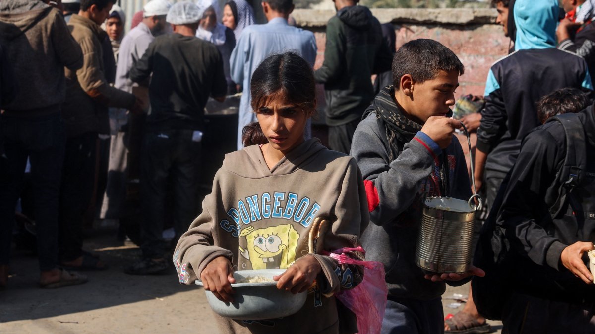 Palestinian children receive aid food being distributed in the Deir al-Balah, Gaza Strip, Palestine, Jan. 16, 2025. (AFP Photo)
