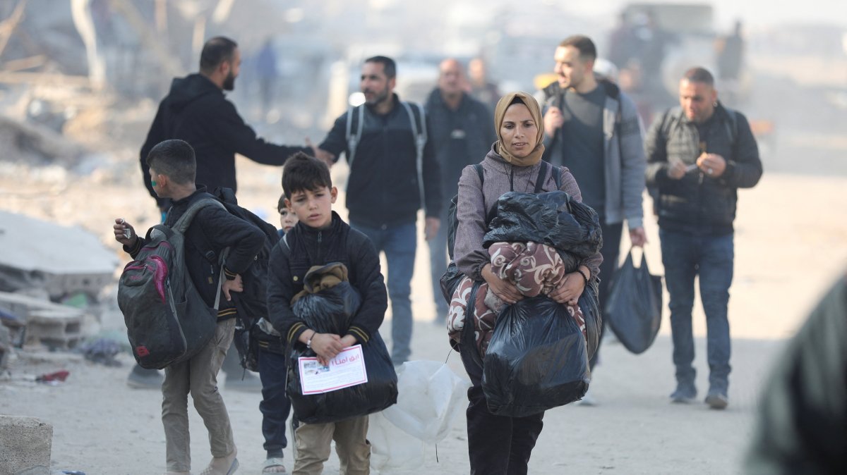 Palestinian people displaced to the south at Israel&#039;s order during its attacks make their way as they return to their homes in northern Gaza, Palestine, Jan. 29, 2025. (Reuters Photo)
