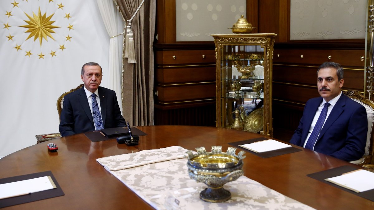 President Recep Tayyip Erdoğan (L) meets with Intelligence Chief Hakan Fidan at the Presidential Palace, Ankara, Türkiye, July 28, 2016. (AP Photo)