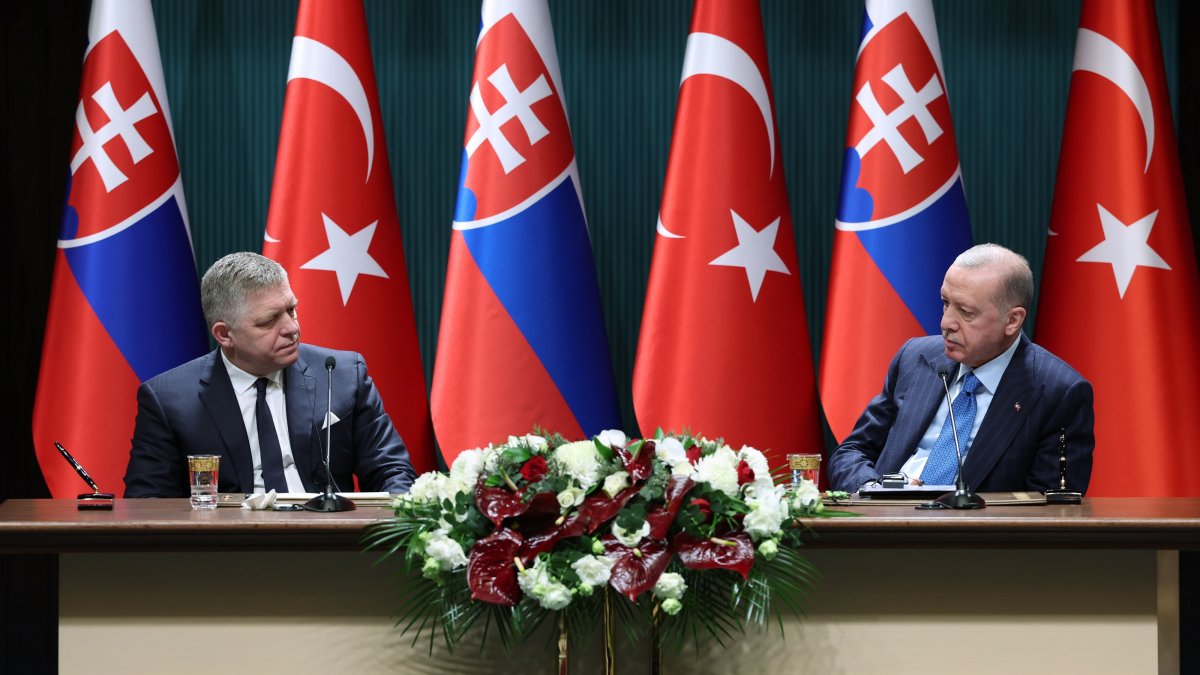 President Recep Tayyip Erdoğan and Slovakia&#039;s Prime Minister Robert Fico (L) attend a news conference after their meeting, Ankara, Türkiye, Jan. 20, 2025. (EPA Photo)