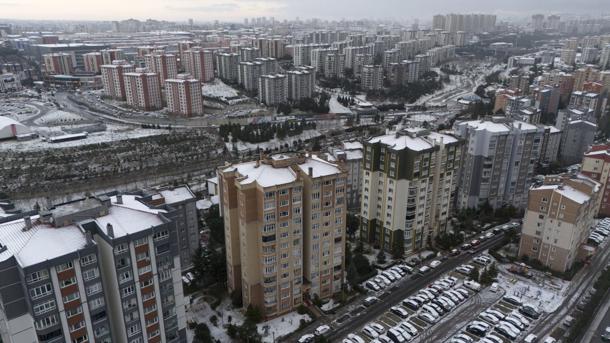 Single-person households in Türkiye are increasingly concentrated in major cities, often opting for highrise developments, Istanbul, Türkiye, Feb. 6, 2025. (IHA Photo)