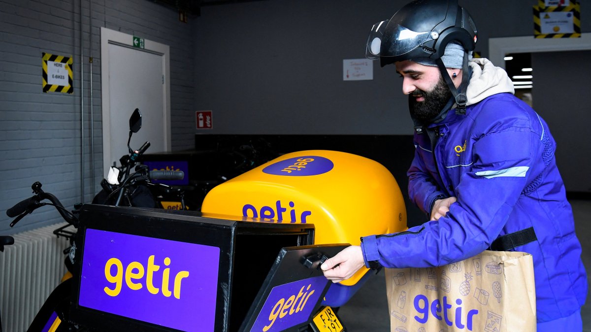 A courier of the fast grocery deliverer Getir carries a bag in Amsterdam, Netherlands, Feb. 8, 2022. (Reuters Photo)