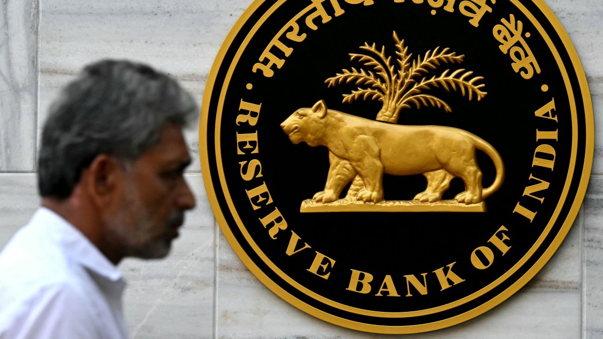 A pedestrian walks past the Reserve Bank of India (RBI) logo outside its headquarters in Mumbai, India, Feb. 7, 2025. (AFP Photo)