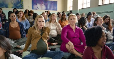 This image released by Netflix shows Brianne Howey (L) and Amy Schumer in a scene from &quot;Kinda Pregnant.&quot; (AP Photo)