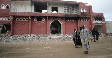 Palestinians walk past the damaged Aldeira hotel, Gaza City, Palestine, Feb. 6, 2025. (Reuters Photo)