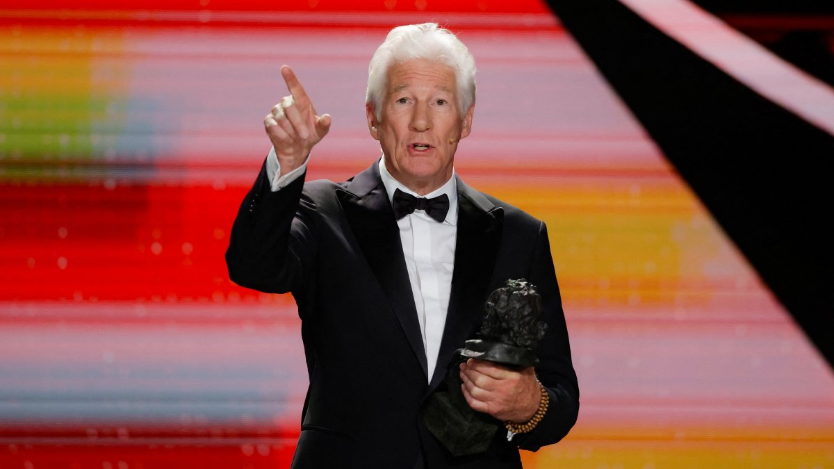 Richard Gere holds the International Goya Award during the Spanish Film Academy&#039;s Goya Awards ceremony in Granada, Spain, Feb. 8, 2025. (Reuters Photo)
