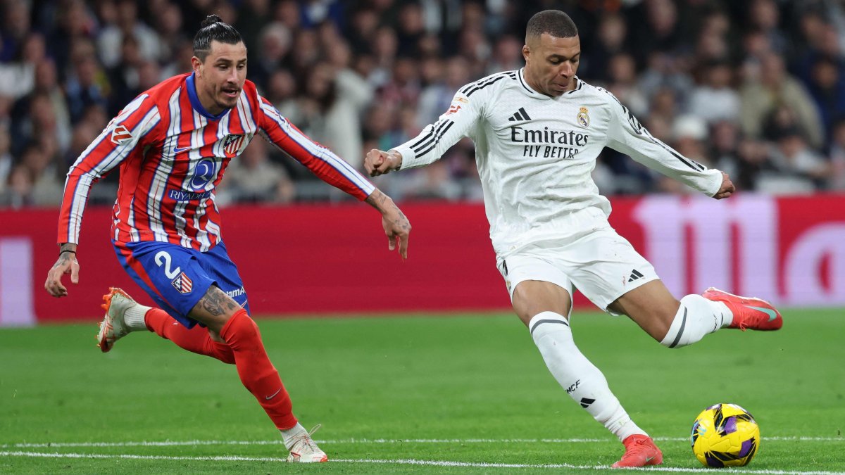 Real Madrid&#039;s Kylian Mbappe (R) tries to shoot past Atletico Madrid&#039;s Jose Gimenez during a La Liga match, in Madrid, Spain, Feb. 8, 2025. (AFP Photo)