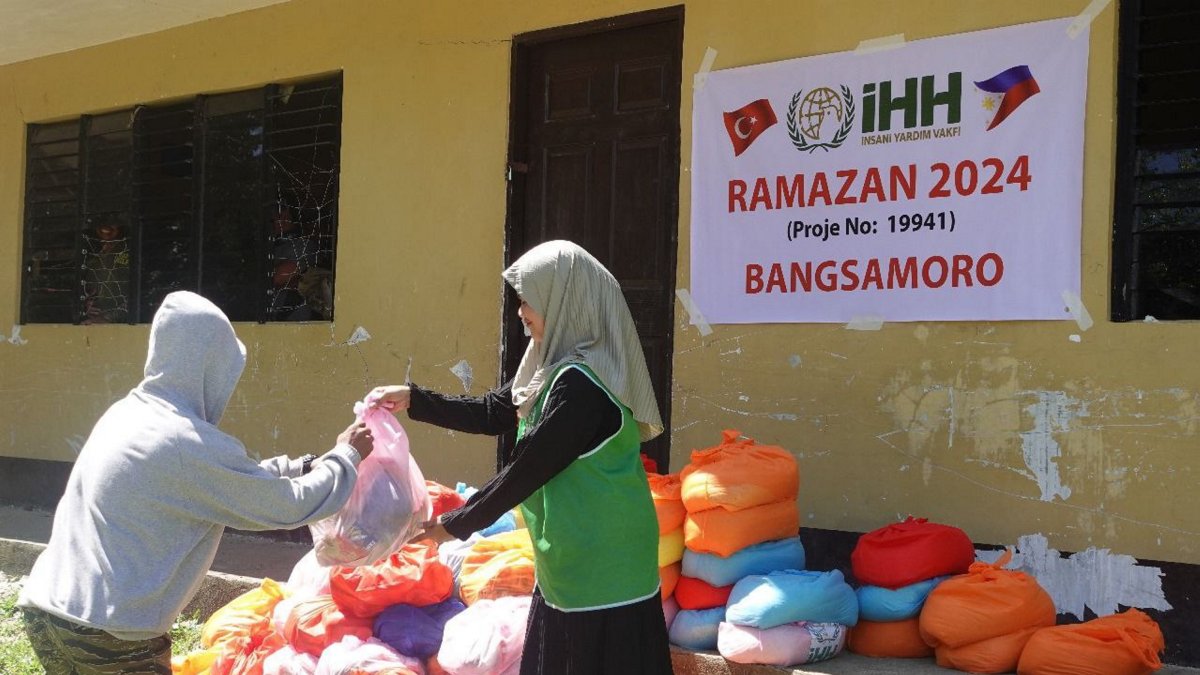 Humanitarian Relief Foundation&#039;s Women&#039;s Unit distributes aid to women in need in Bangsamoro, Philippines. (AA Photo)