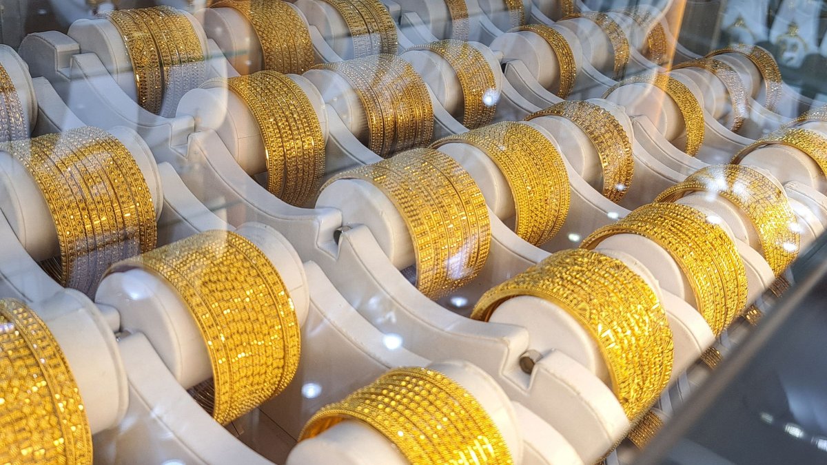Gold bracelets displayed in a shop window on Green Street, east London, U.K., April 30, 2024. (AFP Photo)