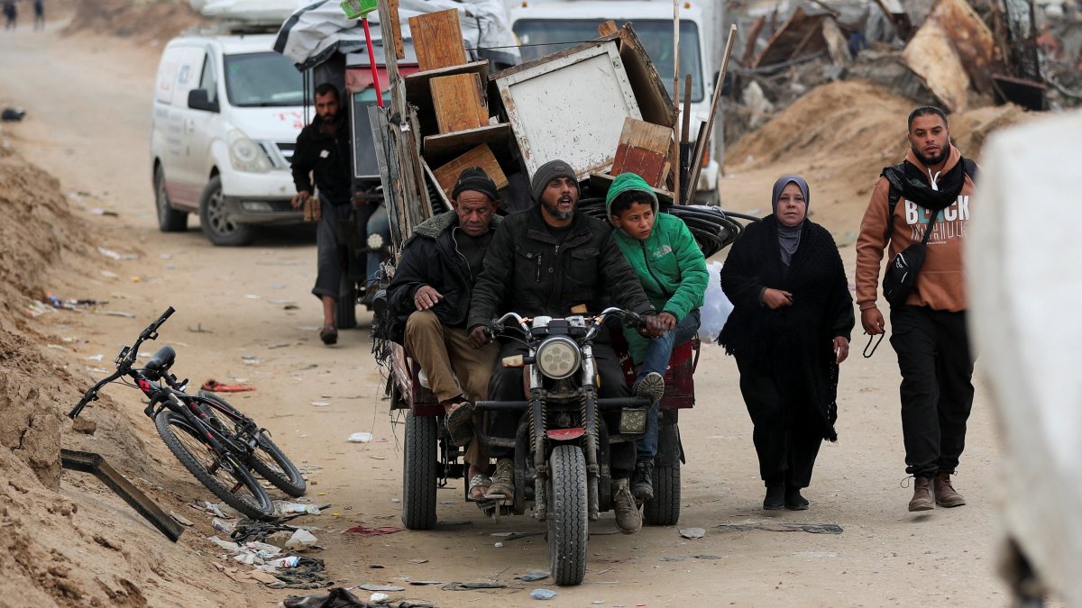 Palestinians make their way after Israeli forces withdrew from the Netzarim Corridor, near Gaza City, central Gaza, Palestine, Feb. 9, 2025. (Reuters Photo)