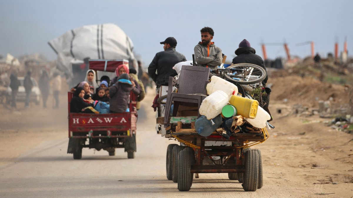 Displaced Palestinians cross the Netzarim corridor as they make their way to the northern parts of the Gaza Strip after an Israeli withdrawal, Gaza, Palestine, Feb. 9, 2025. (AFP Photo)