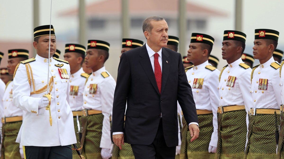 President Recep Tayyip Erdoğan, then prime minister, inspects a guard of honor during a welcome ceremony in Putrajaya, Malaysia, Jan. 10, 2014. (AP Photo)