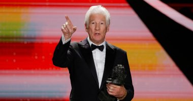 Richard Gere holds the International Goya Award during the Spanish Film Academy&#039;s Goya Awards ceremony in Granada, Spain, Feb. 8, 2025. (Reuters Photo)