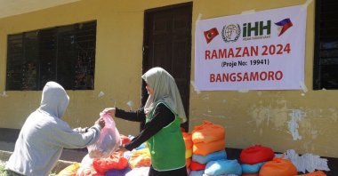 Humanitarian Relief Foundation&#039;s Women&#039;s Unit distributes aid to women in need in Bangsamoro, Philippines. (AA Photo)