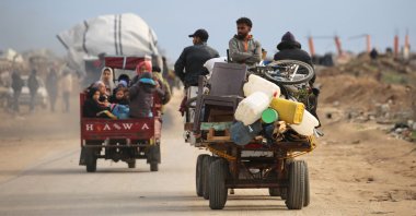 Displaced Palestinians cross the Netzarim corridor as they make their way to the northern parts of the Gaza Strip after an Israeli withdrawal, Gaza, Palestine, Feb. 9, 2025. (AFP Photo)