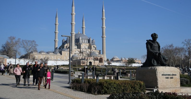 Tourists are photographed in the northwestern province of Edirne, Türkiye, Jan. 28, 2025. (AA Photo)