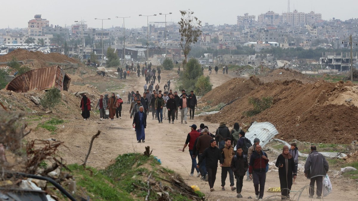 Displaced Palestinian people cross the &quot;Netzarim corridor&quot; as they make their way to the northern parts of the Gaza Strip, Palestine, Feb. 9, 2025. (AFP Photo)