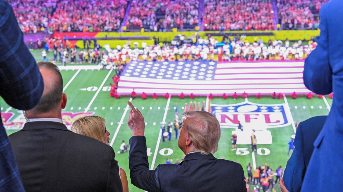 U.S. President Donald Trump and Ivanka Trump (L) watch the pre-game show before Super Bowl LIX at Caesars Superdome, New Orleans, Louisiana, U.S., Feb. 9, 2025. (AFP Photo)
