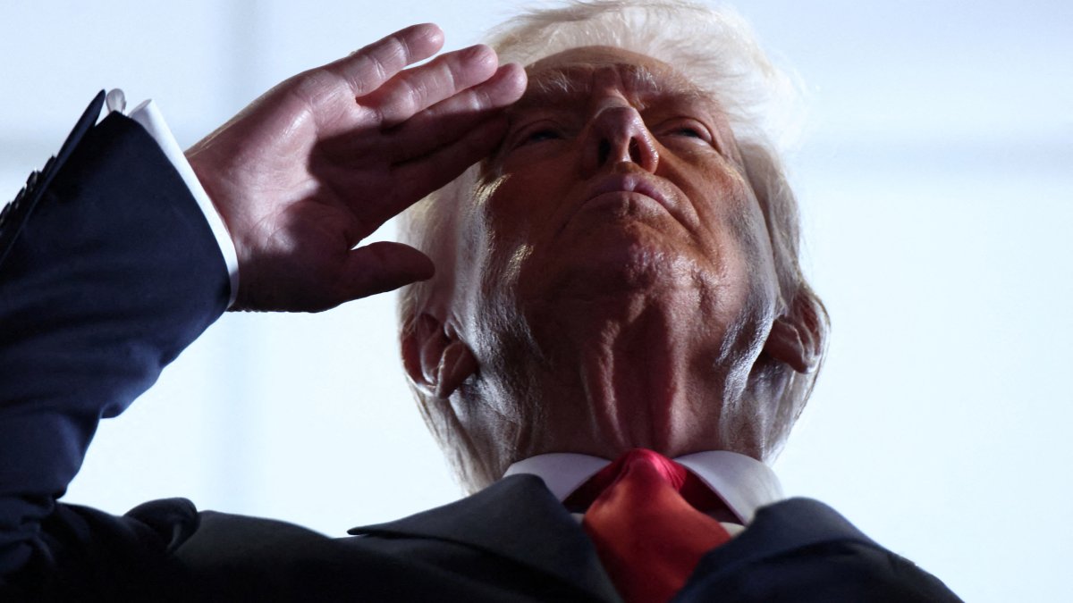 U.S. President Donald Trump salutes before the Super Bowl LIX between Philadelphia Eagles and Kansas City Chiefs, New Orleans, Louisiana, U.S., Feb. 9, 2025. (Reuters Photo)
