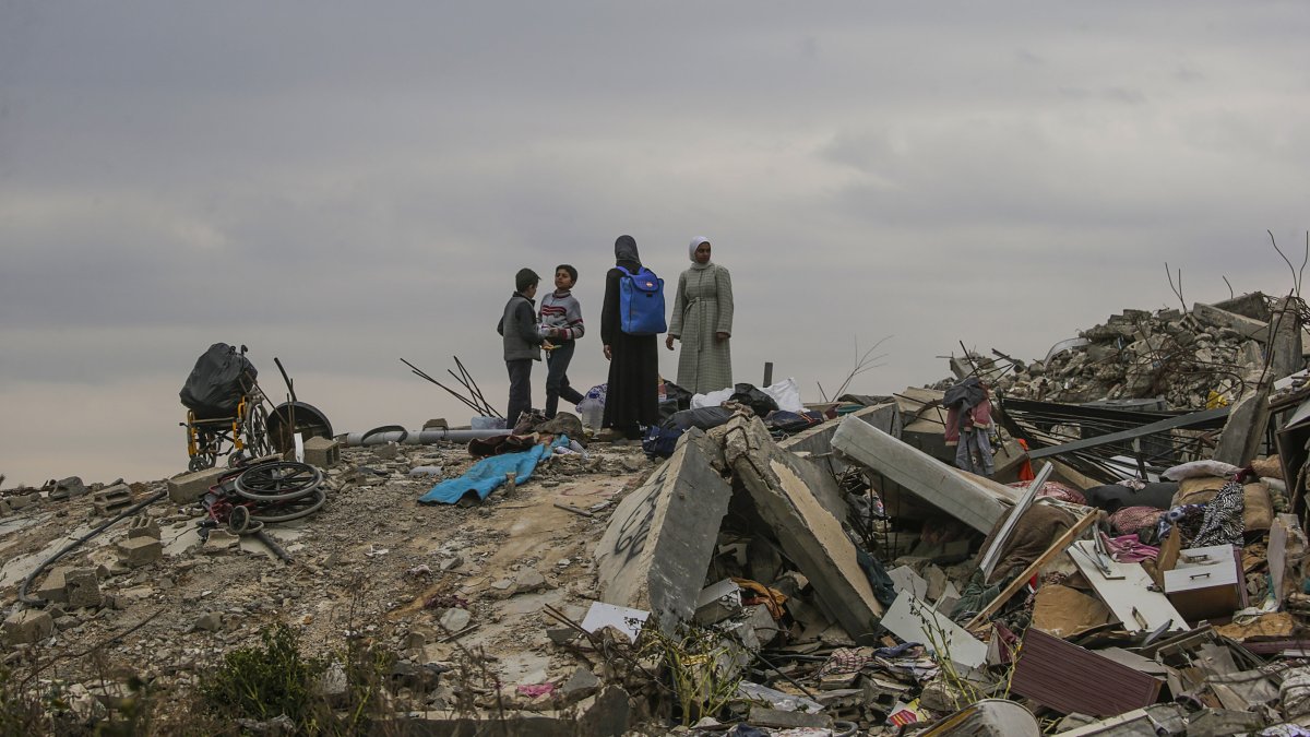A Palestinian family looks on as they travel from the southern Gaza Strip toward the north following the withdrawal of Israeli troops from the Netzarim Corridor, central Gaza Strip, Palestine, Feb. 9, 2025. (EPA Photo)