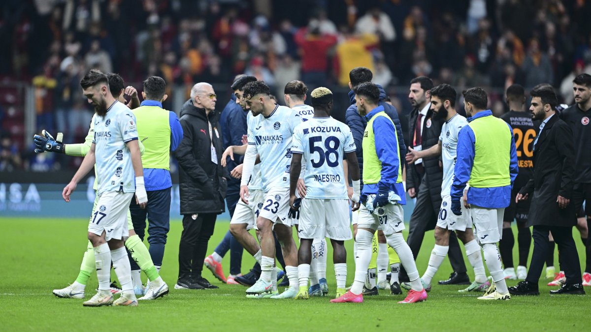 Adana Demirspor players leave the pitch after protesting a penalty during the Süper Lig match against Galatasaray at the RAMS Park, Istanbul, Türkiye, Feb. 9, 2025. (AA Photo)